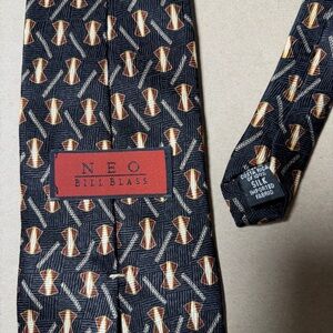 Mens Necktie Tie 100% Silk NEO Bill Blass Geometric 57.5” Long 4” Wide Black